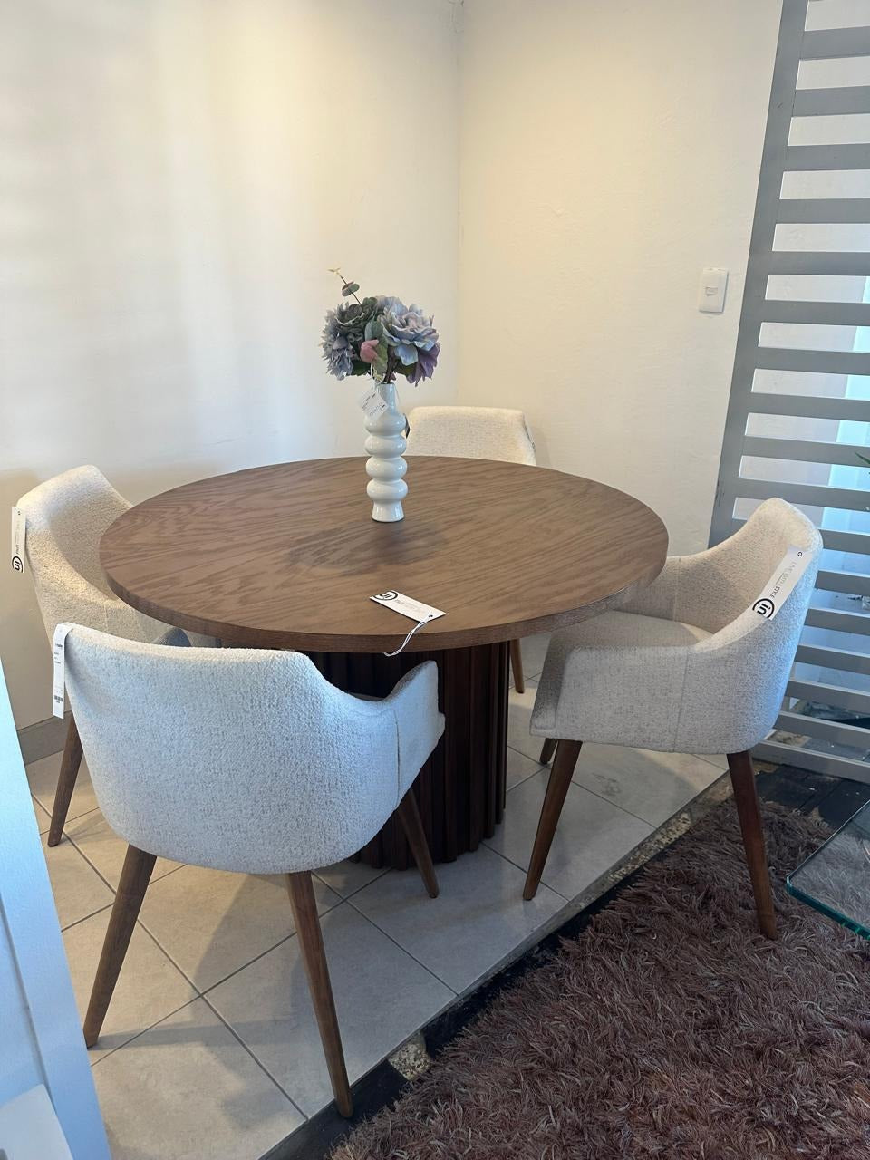 Comedor circular para cuatro sillas